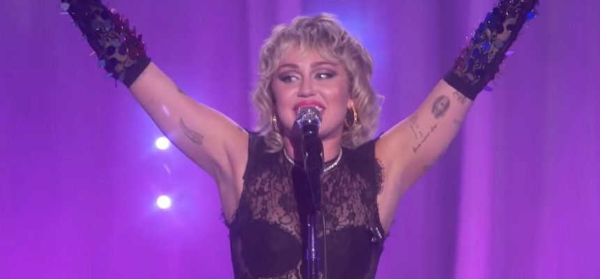 Miley Cyrus Se Diverte Em Prévia De “stand By You” Show Comemorativo Ao Mês Do Orgulho Queer 7778