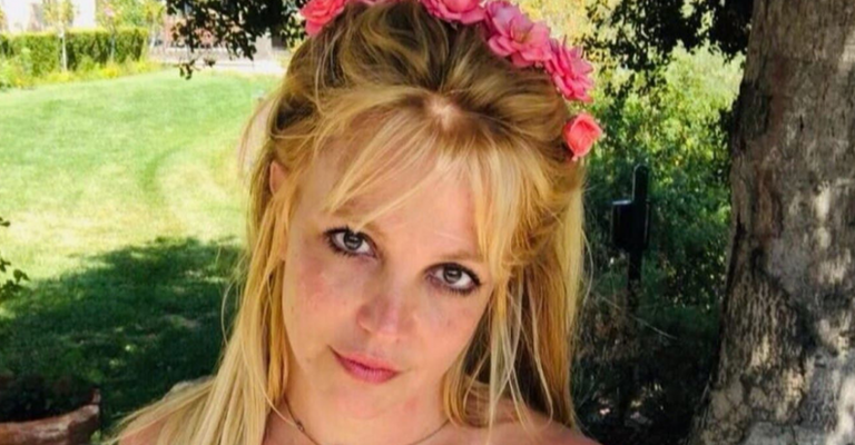 Em dia histórico Britney Spears se liberta do pai, lidera catálogo da